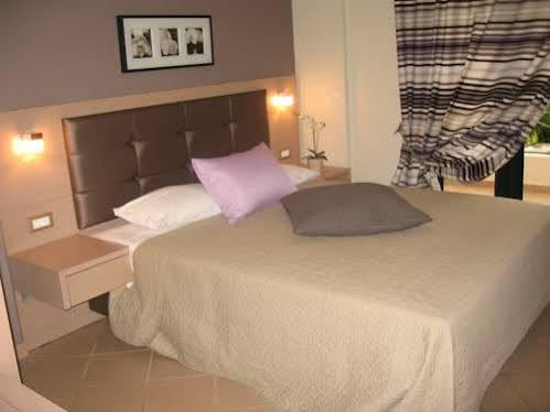 Aparthotel Yellow House 3*